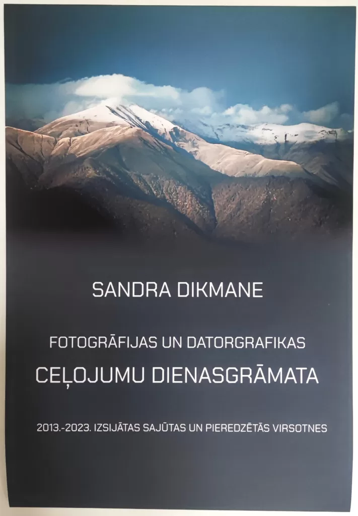 Afiša, Sandra Dikmane, fotogrāfijas u datorgrafika, izstāde "Ceļojumu dienasgrāmata", 07.2023