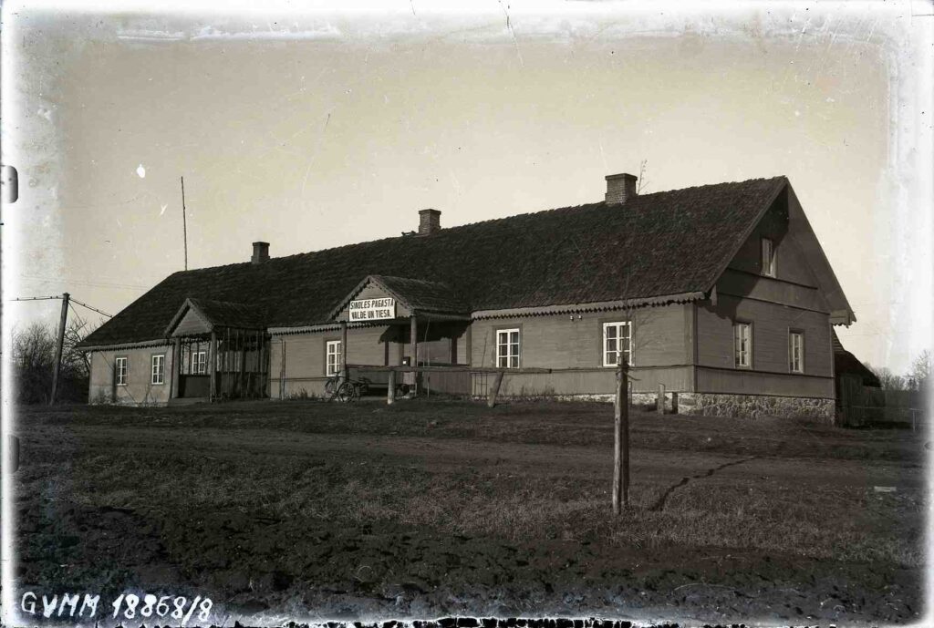 Sinoles pagasta valdes un tiesas ēka.1930. gadi