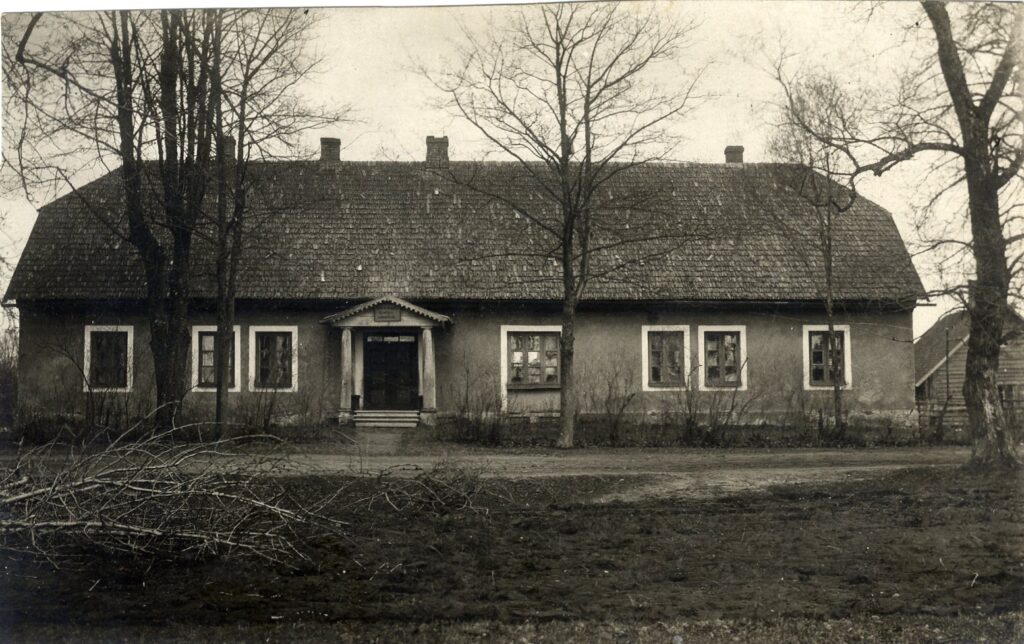Sinoles 2.pakāpes pamatskola, 20.gs. 1.puse