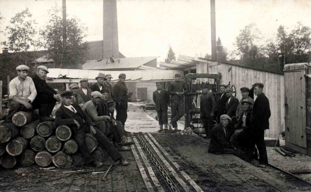 Rankas papes fabrikā pie gatera, 1930. gadi