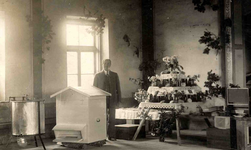 Atis Oto Arens biškopības izstādē Rankā 1933. gadā
