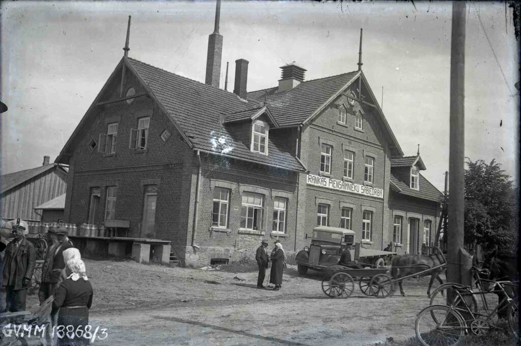 Rankas piensaimnieku sabiedrības ēka. E.Vasiļjeva foto, 1930. gadi