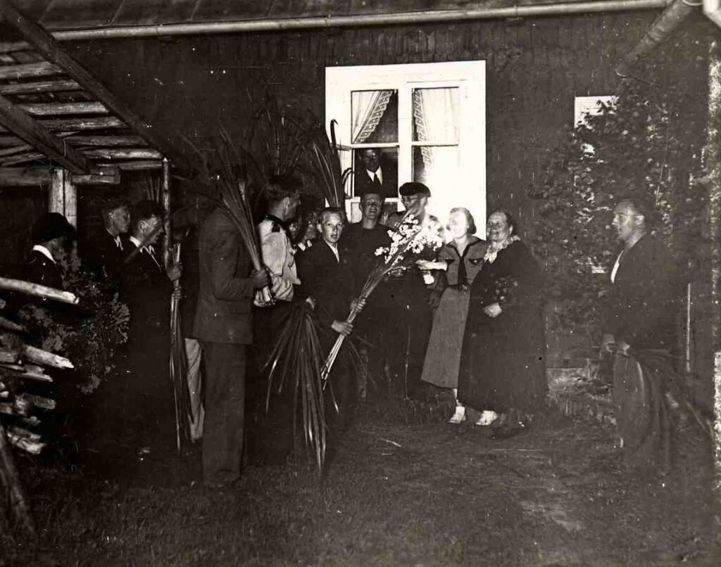Dzejnieces Tirzmalietes (Minnas Dzelzkalnes) aplīgošana Lejasciema pagastā 1930. gadi