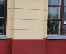 Piemiņas brīdis pie izsūtīto piemiņas plāksnes Gulbenē. Foto 2016.gads