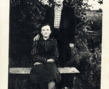 Vilma Ozoliņa ar dēlu Valdi no Beļavas pagasta „Smiltājiem” Tomskas apgabalā. Izsūtīti 1949.gadā, atgriezās 1956.gadā. Foto 1950-tie gadi