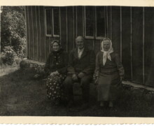 No kreisās Milda Bašķere, Otto Bašķers un Elīna Bašķere pēc atgriešanās no izsūtījuma Tjumeņas apgabalā. Foto ap 1960- to gadu