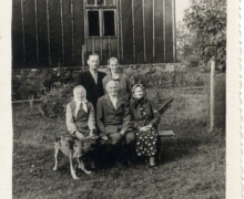 Pirmajā rindā no kreisās - Milda Bašķere, Otto Bašķers, Elīna Bašķere, pēc atgriešanās no izsūtījuma Tjumeņas apgabalā. Otrajā rindā Herta un Vilis Kaulukāni. Foto ap 1960-to gadu