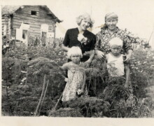 Erstu ģimene izsūtījuma vietā Sibīrijā. Foto 1956.gads