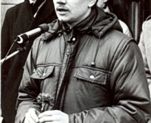 Atklājot izsūtīto piemiņas plāksni pie Gulbenes dzelzceļa stacijas ēkas, runā Gulbenes izpildkomitejas priekšsēdētājs Valtis Krauklis 1989.gada 25.martā.