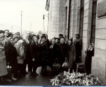Atklājot izsūtīto piemiņas plāksni pie Gulbenes dzelzceļa stacijas ēkas. 1989.gada 25.maijs