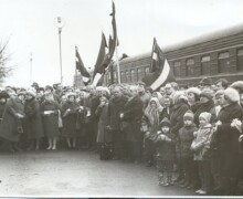 Izsūtīto piemiņas plāksnes atklāšana pie Gulbenes dzelzceļa stacijas ēkas 1989.g. 25.martā