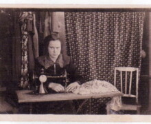 H.Krūmiņa-Zvirbule Poltovkā šuvēju darbnīcā 1954.gadā