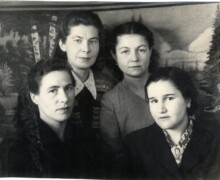 Korņilovā, kolhoza grāmatvedes. Pirmā rindā pa kreisi Tolmačeva, otrā rindā pa kreisi M.Vārdaune. 1955. gads