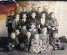 No labās puses trešajā rindā 1.sēž A.Sliņķe - Sokolova, 2. - A.Ceplīte.