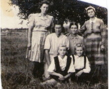 Sibīrijā. No labās puses pirmā sēž A.Sliņķe-Sokolova