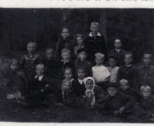 Skolā Laurovā, 1955.gads. No labās puses pirmajā rindā trešais E.Klucis.