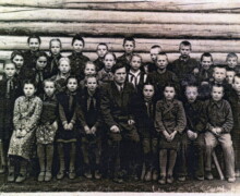 Skolēni un skolotājs Sibīrijā