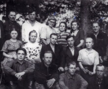 Tomskā, grāmatvežu kursos. Pret koku atbalstījusies M.Vārdaune