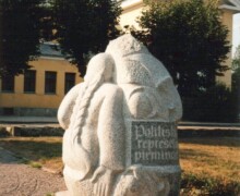 Piemineklis 1941. un 1949. gada represijas upuriem pie Gulbenes dzelzceļa stacijas. Foto 1999.gads