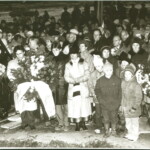 Litenes kapos stāv pavadītāji. 1989.gads.