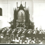 Dievkalpojums Gulbenes ev.-lut. baznīcā, pie altāra 11 zārki. 1989.gads.