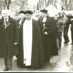 Sēru gājiens, priekšplānā arhibīskaps K.Gailītis, mācītājs A.Kavācis, mācītājs O.Baltiņš. 1989.gads.