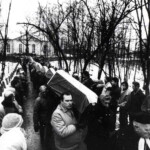 Sēru gājiens no baznīcas uz Brīvības ielu. 1989.gads.