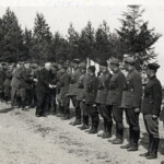 Latvijas armijas karavīri Litenes vasaras nometnē. Ar karavīriem sveicinās ģenerālis Balodis. 1930-to gadu beigas