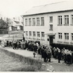 Grupas foto pie jaunatklātās Gulbenes rajona apvienotās slimnīcas ēkas. 1964. gads