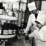 Gulbenes dzelzceļa aptiekas darbinieces Vaira Kernikova un Valda Garā. 1991. gads