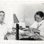 Gulbenes poliklīnikā terapeita kabinetā ārste Lienīte Jaceviča un medmāsa Daina Stāmere. 1980. gadu sakums