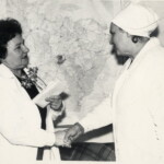 Gulbenes rajona centrālās slimnīcas profilaktiskās dezinfekcijas nodaļas vadītāja Ella Ozola sveic medmāsu Līviju Rudzīti. 1979. gads