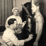 Prettuberkulozes dispansera ārsts-fiziatrs Aksels Zvīgzne darbā ar rentgenaparāru. 1950. gadu beigas.