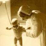 Sarkanā Krusta medmāsa procedūras laikā- bērna apstarošana ar kalnu saulīti. 1930. gadu beigas - 1940. gadu sākums
