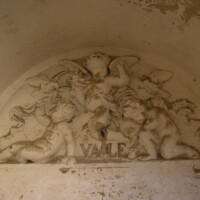 Uzraksts pretim galvenajām ieejas durvīm. Foto 2005. gads.