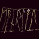 Gobelēna "Manas zelta plākšņu figūras no dzelzs laikmeta 2018" fragments, māksliniece Anet Brusgaard (Dānija), Eiropas gobelēnu izstāde ARTAPESTRY6 no Dānijas sarkanās pils mansardā, 4. starptautiskais mākslas festivāls "Divi Jūliji. Uzdrīkstēšanās" 30.-31.07.2021.