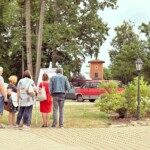 Cilvēku grupa pie banera, 4. starptautiskais mākslas festivāls "Divi Jūliji. Uzdrīkstēšanās" 30.-31.07.2021.