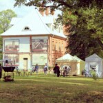 Pie sarkanās pils Vecgulbenes muižas Pils parkā, 4. starptautiskais mākslas festivāls "Divi Jūliji. Uzdrīkstēšanās" 30.-31.07.2021.