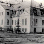 Kalnienas 8-gadīgā skola, 1974.gads.
Gulbenes novada vēstures un mākslas muzeja krājums Nr. plg 1088/1 Kalnienas 8-gadīgā skola, 1974.gads. Gulbenes novada vēstures un mākslas muzeja krājums Nr. plg 1088/1