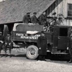 Pasta un telegrāfa departamenta 8. telefona un telegrāfa rajona strādnieki ar remontautomobili. 1930. gadi. Pasta un telegrāfa departamenta 8. telefona un telegrāfa rajona strādnieki ar remontautomobili. 1930. gadi. Gulbenes novada vēstures un mākslas muzeja krājums Nr. GVMM 17436