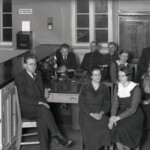 Grupas foto pasta telpās. R.Apīniša stikla plašu negatīvs.1930-40-tie gadi. Grupas foto pasta telpās. R.Apīniša stikla plašu negatīvs.1930.-40. gadi. Gulbenes novada vēstures un mākslas muzeja krājums Nr. GVMM 19130