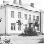 Pasta ēka Rīgas ielā pirms pārbūves. 1950. gadu otrā puse. Pasta ēka Rīgas ielā pirms pārbūves. 1950. gadu otrā puse. Gulbenes novada vēstures un mākslas muzeja krājums Nr. GVMM 568