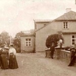 Tirzas muižkunga ģimenes locekļi un viesi pie muižas ap 1910.gadu. Tirzas muižkunga ģimenes locekļi un viesi pie muižas ēkas ap 1910.gadu.