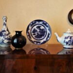 Porcelāna trauki Gulbenes novada vēstures un mākslas muzeja ekspozīcijā "Kolorītais Leo Svemps" Stāmerienas pilī.