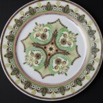 Dekoratīvs porcelāna šķīvis, autore Beatrise Kārkliņa