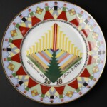 Dekoratīvs porcelāna šķīvis "Dziesmu un deju svētki", 2018. gads, autore Beatrise Kārkliņa