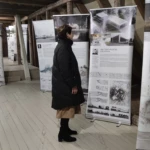Sievietes foto RTU izstādē "Jaunie arhitekti Latvijai" Gulbenē.