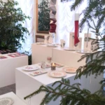Šķīvji, vāzes un krūzes ar dekoliem Gulbenes muzeja vestibilā. Jūlija Madernieka un Jūlija Straumes iedvesmota dizaina produktu līnija Gulbenes muzejā