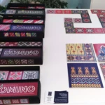 Dizaina domino komplekti un četras apsveikuma kartiņas. Jūlija Madernieka un Jūlija Straumes iedvesmota dizaina produktu līnija Gulbenes muzejā