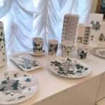 Dizaina trauki ar dekoliem. Jūlija Madernieka un Jūlija Straumes iedvesmota dizaina produktu līnija Gulbenes muzejā